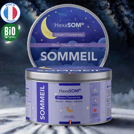 Pot d'infusion CBD Sommeil, design bleu nuit avec lune et étoiles. Contient chanvre bio, verveine, mélisse et aspérule. Made in France et certifié Bio. Boîte en aluminium avec couvercle, photographiée sur fond nocturne.