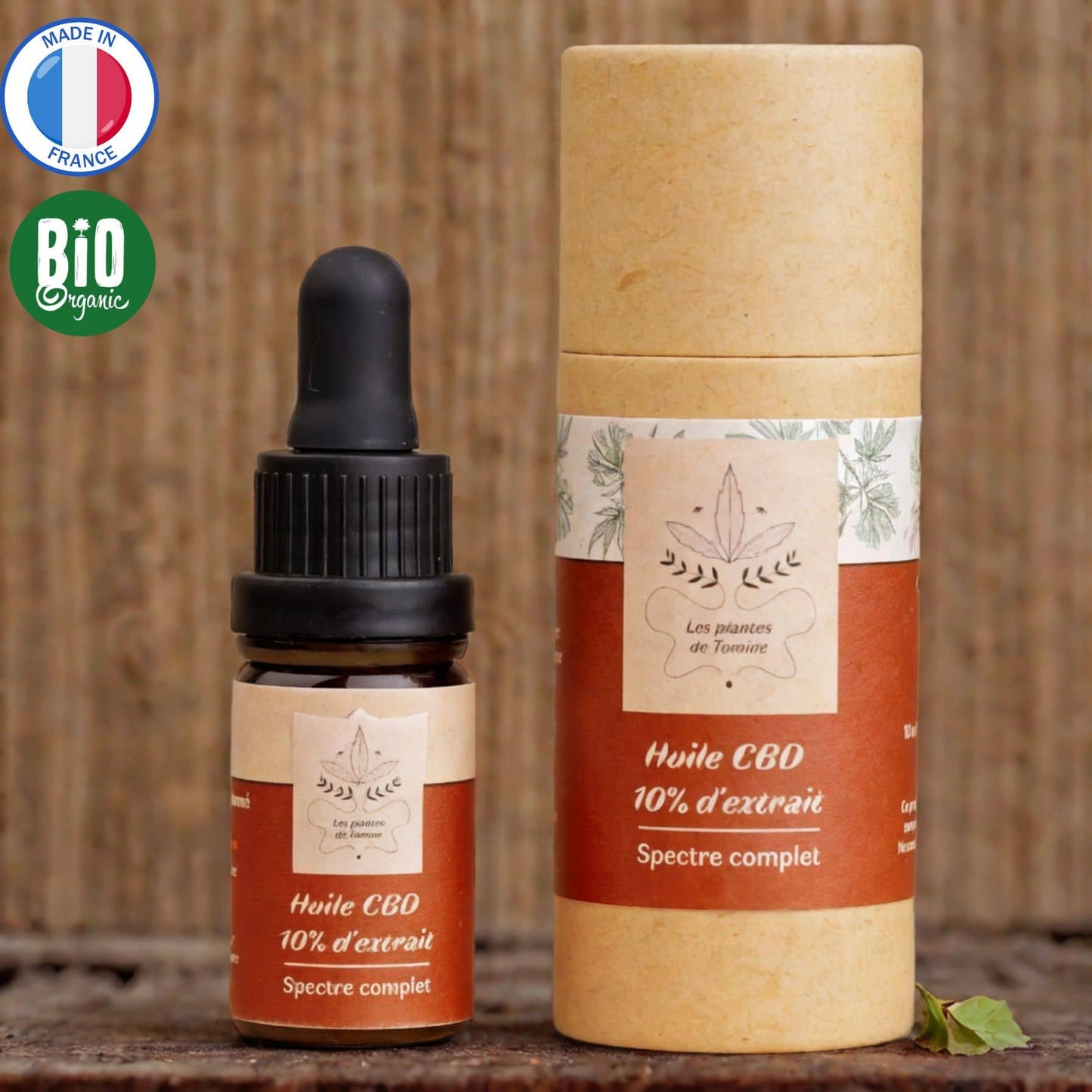 Huile CBD 10% Full Spectrum : flacon pipette ambré et son étui cylindrique en carton naturel et rouge terracotta. Made in France, bio, avec packaging écologique. Format 10ml