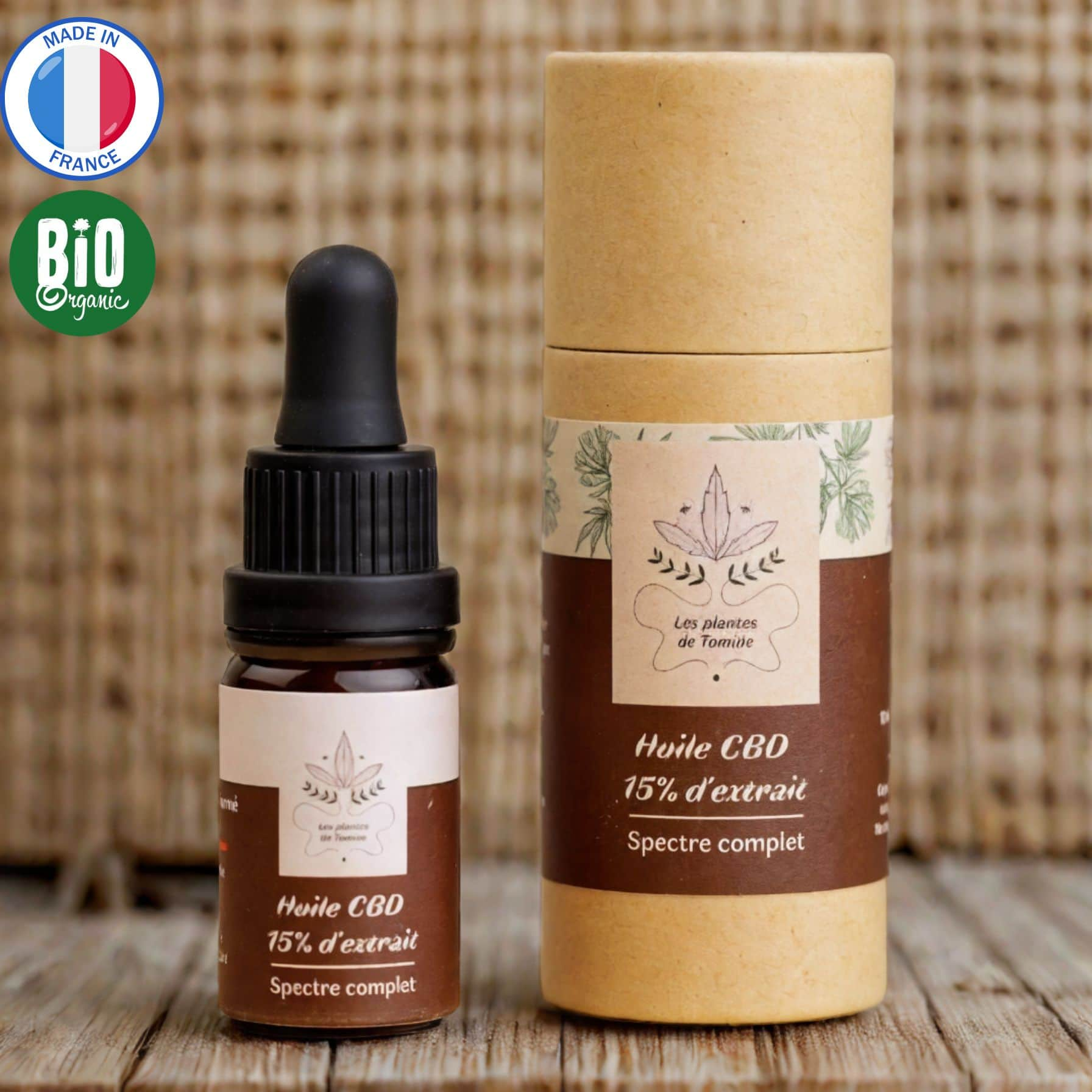 Huile CBD 15% Full Spectrum : flacon pipette ambré et son étui cylindrique en carton naturel et brun. Made in France, bio, avec packaging écologique. Format 10ml, spectre complet.