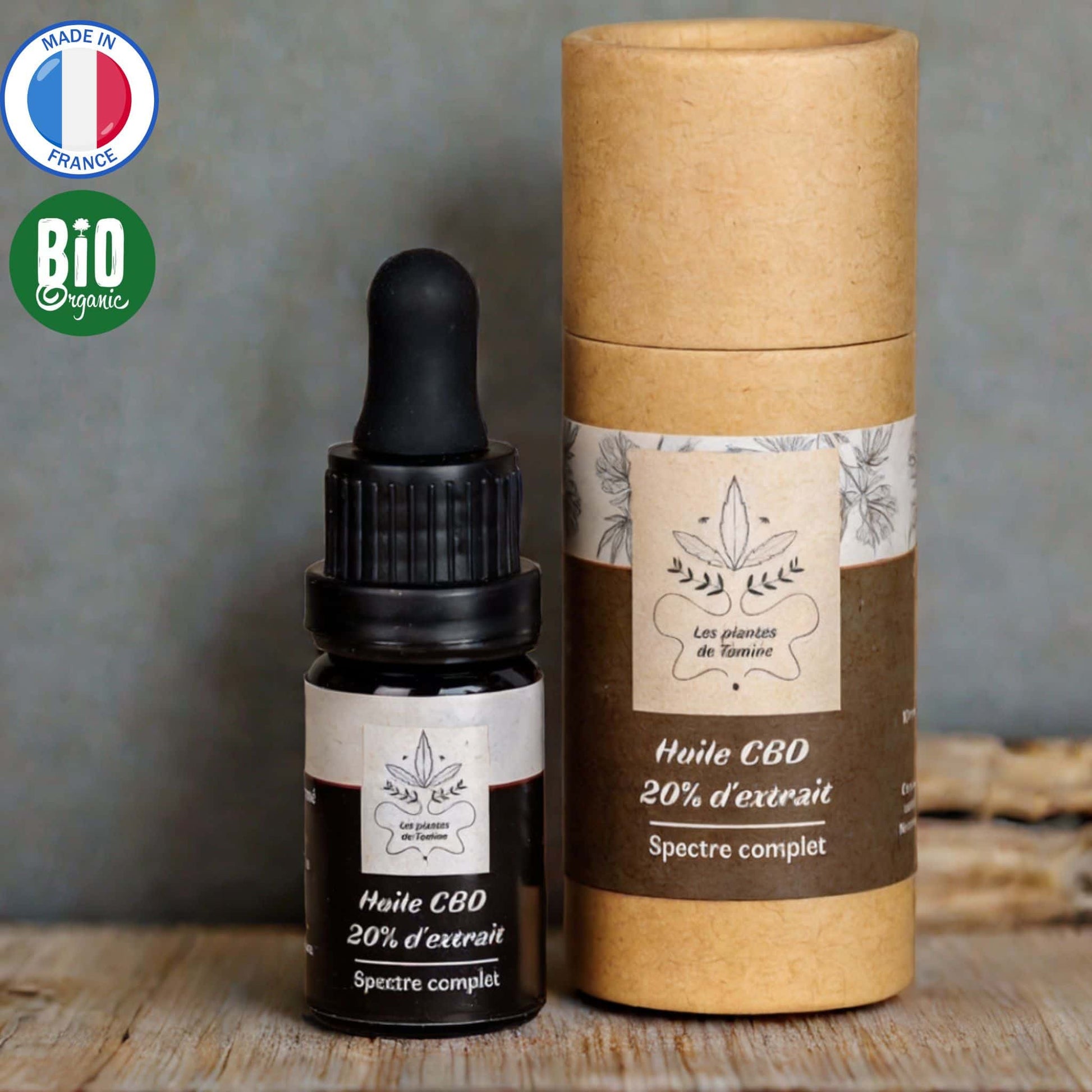 Huile CBD 20% Full Spectrum : flacon pipette ambré et son étui cylindrique en carton naturel et brun foncé. Made in France, bio, avec packaging écologique. Format 10ml.