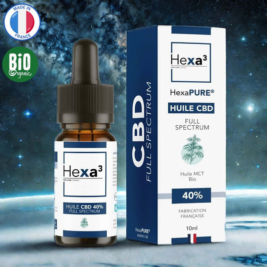 Huile CBD 40% Full Spectrum : flacon pipette ambré et son packaging blanc et bleu marine. Made in France, huile MCT bio, avec THC < 0,3%, 10ml. Présenté sur un fond cosmique avec étoiles.