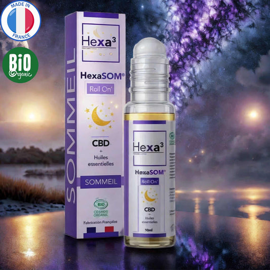 Roll-on CBD Sommeil , 10ml avec huiles essentielles bio. Packaging violet avec symbole lune et étoiles. Certifié Cosmos Organic et Made in France. Flacon et boîte présentés sur fond nocturne.